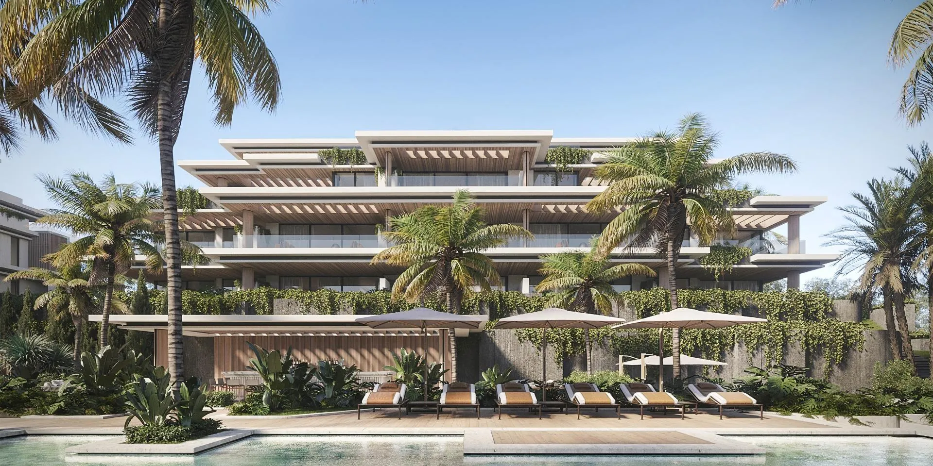 Piscina y jardines con palmeras del residencial de Whater Gardens, Estepona