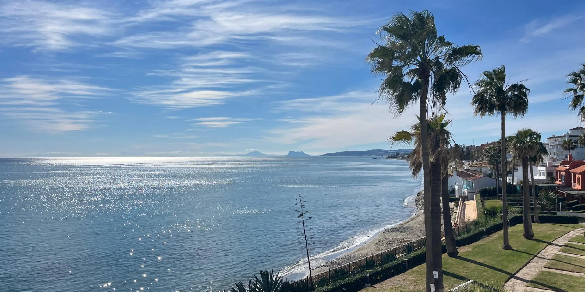 El mar y la playa desde la planta baja de La Gaspara, Estepona